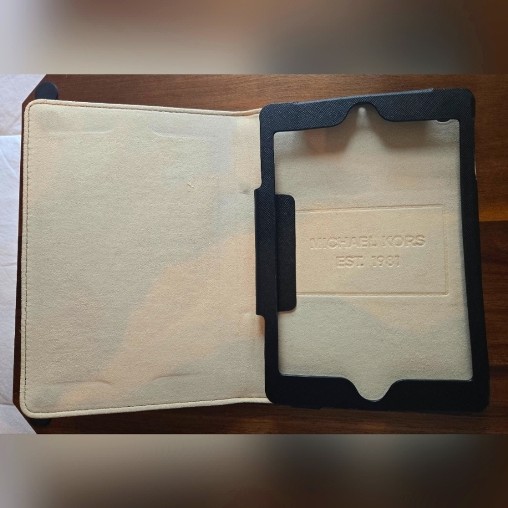 NWOT | Michael Kors | Leather Tablet Case | Black w/ Cream Interior & Gold Logo - Picture 4 of 8